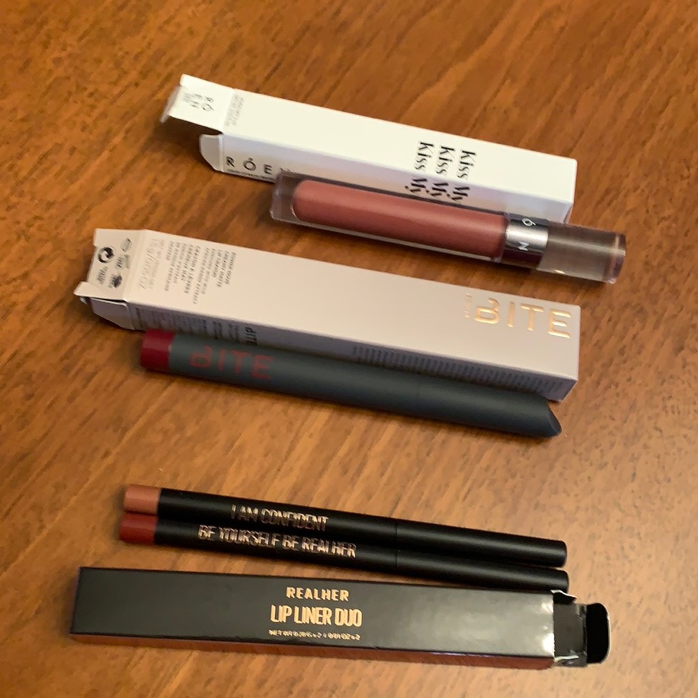 Lip crayon 🖍 • Liquid lip balm• Lip liner • 4 lip items total!